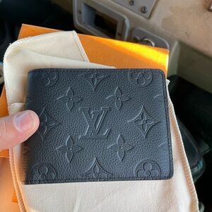 I am selling a wallet, got it for Christmas but will not use it